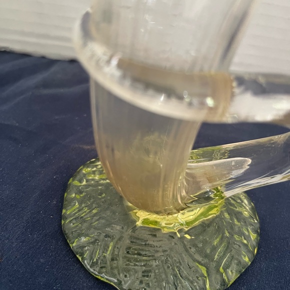 Elegant Clear Glass Horn Vase with vaseline uranium glass - Picture 6 of 12